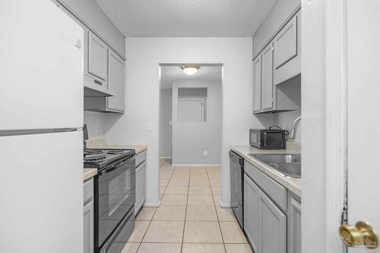 1555 Green Briar Pkwy #4 - Photo 7 of 16