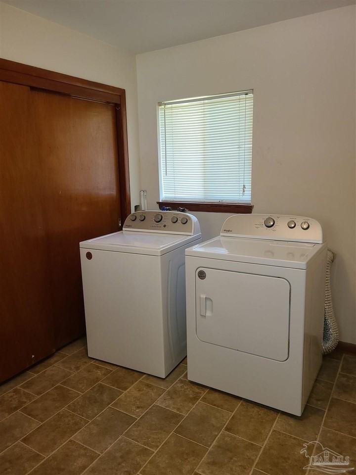 670 Carlton Rd - Photo 7 of 30