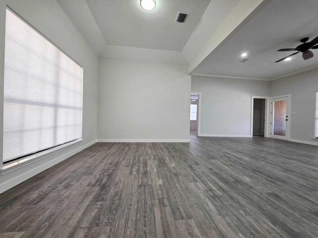 2102 Wydewood Dr - Photo 3 of 17
