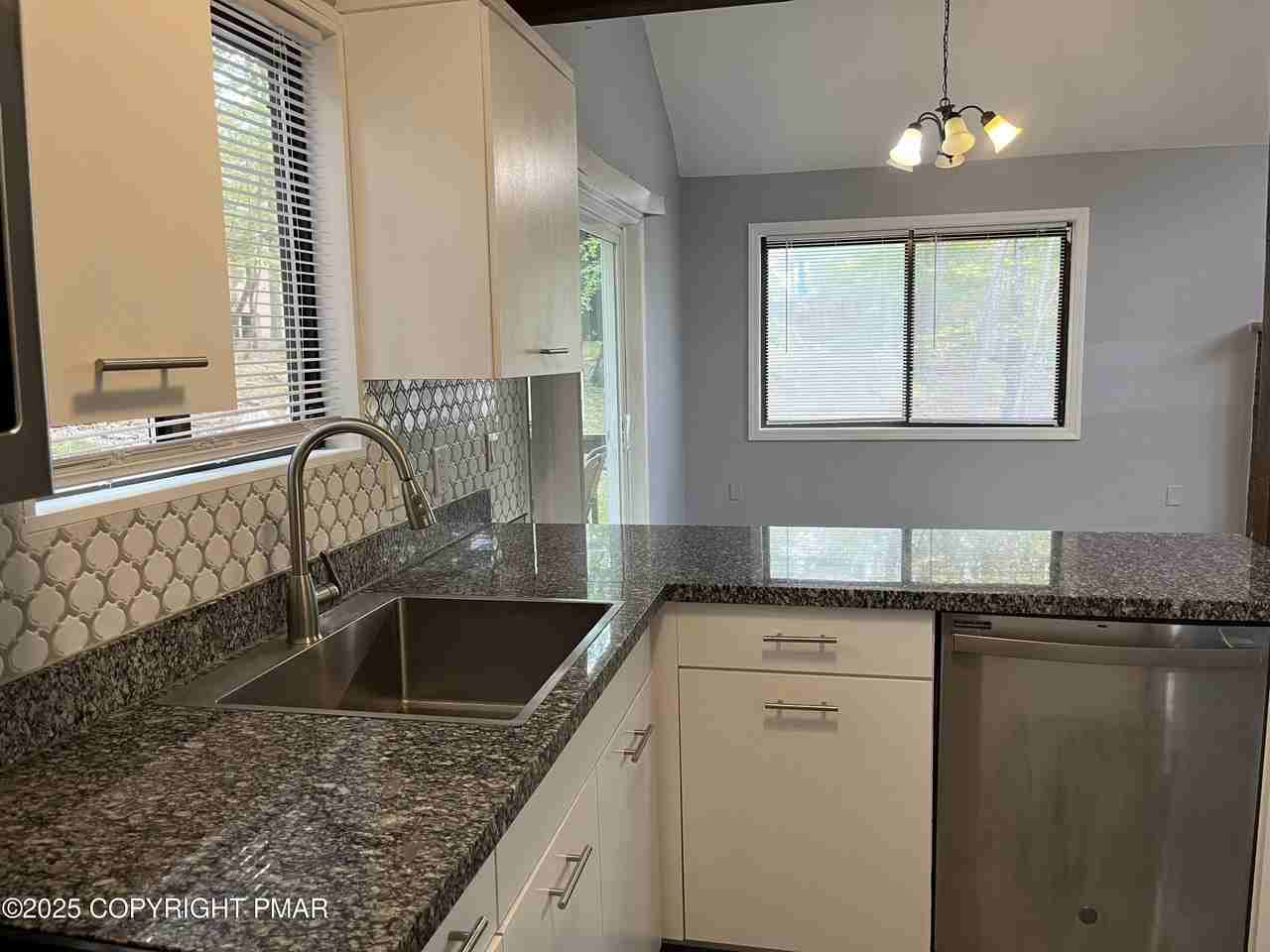 5031 Woodbridge Dr E - Photo 7 of 17
