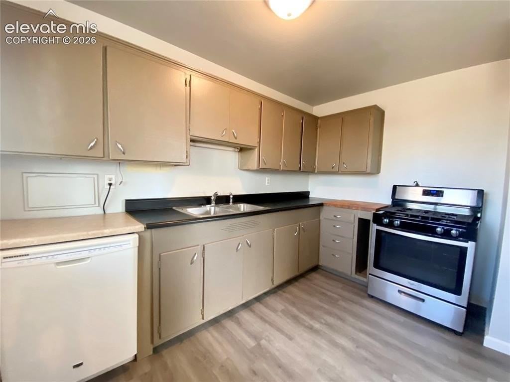 2230 Ivanhoe Dr - Photo 4 of 13