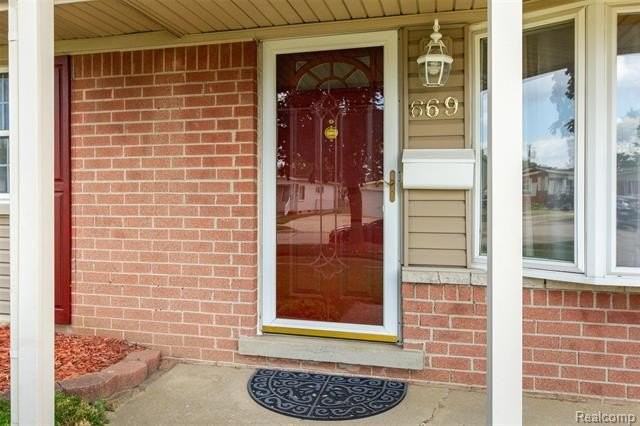 669 S Hawthorne St - Photo 4 of 38
