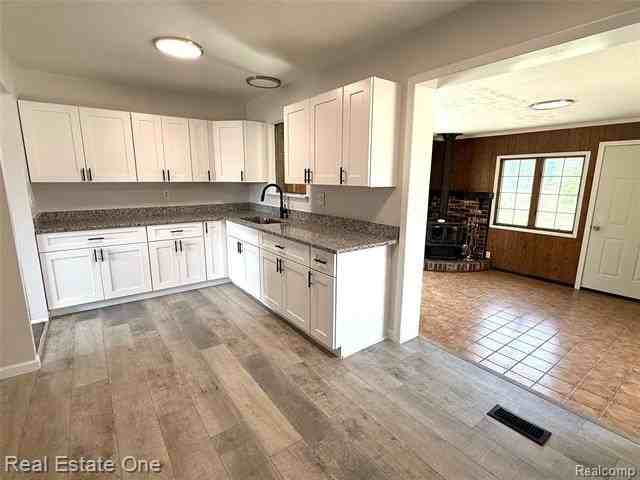 28476 Marquette St - Photo 4 of 14