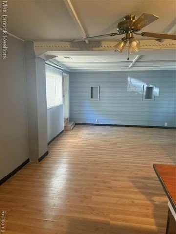933 Myrtle Ave - Photo 4 of 8