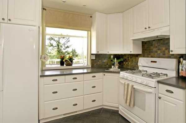 809 7th Street East - Photo 2 of 7