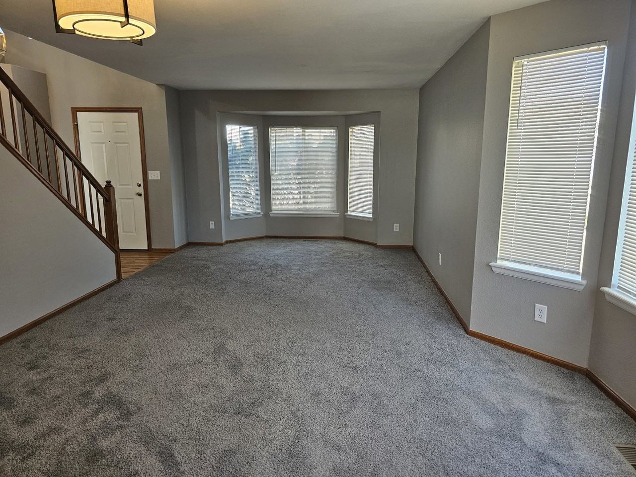 1642 S Riverbend Ln - Photo 2 of 32