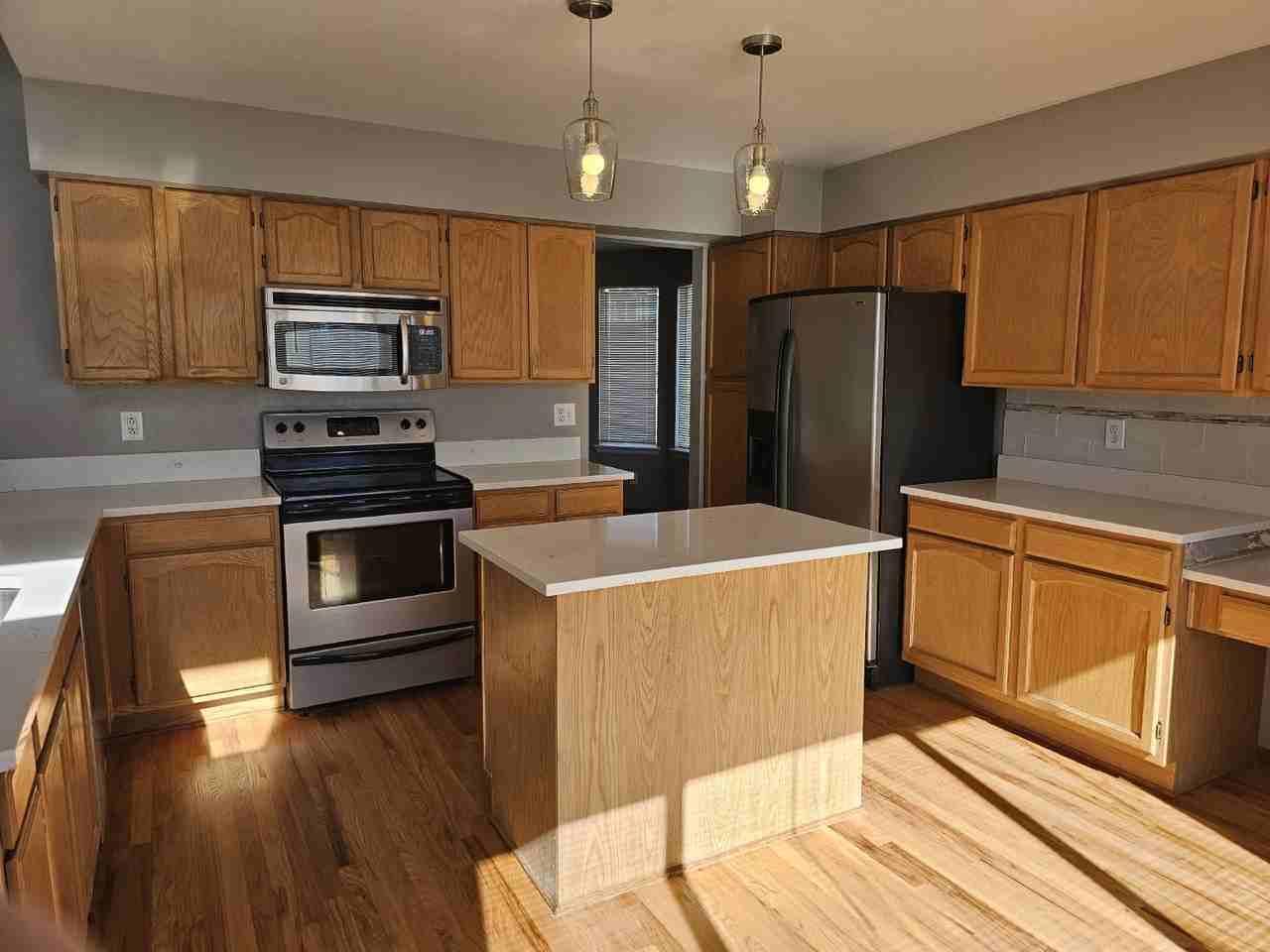 1642 S Riverbend Ln - Photo 5 of 32
