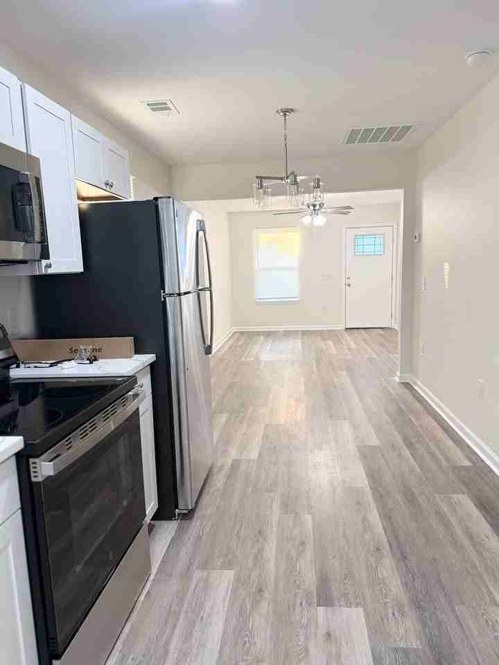 1424 Brown St #B - Photo 4 of 22