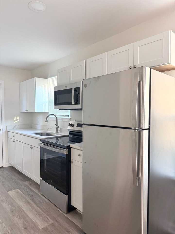 1424 Brown St #B - Photo 2 of 22