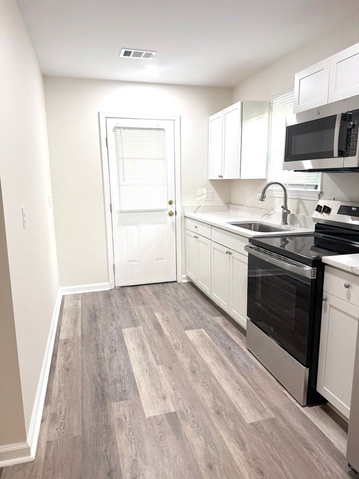 1424 Brown St #B - Photo 3 of 22