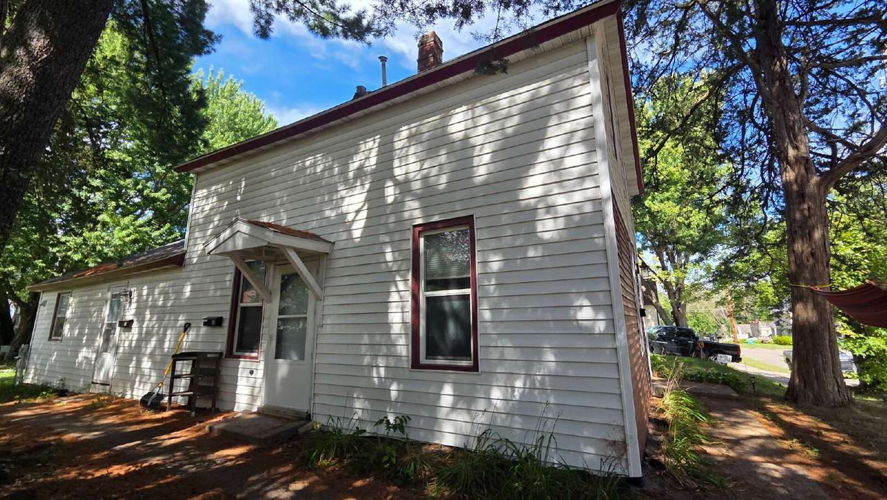 228 William St N