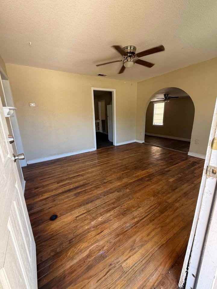 706 Mickan St - Photo 2 of 12