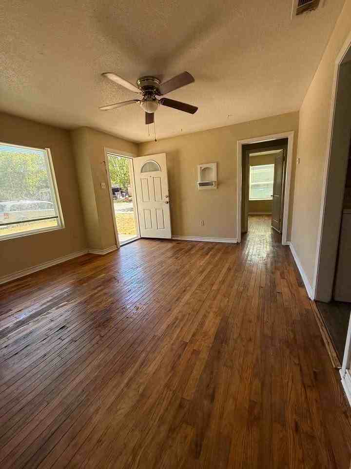 706 Mickan St - Photo 7 of 12