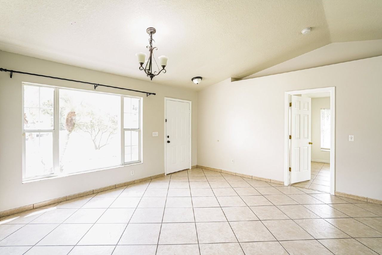 111 Crescent Ct - Photo 2 of 20