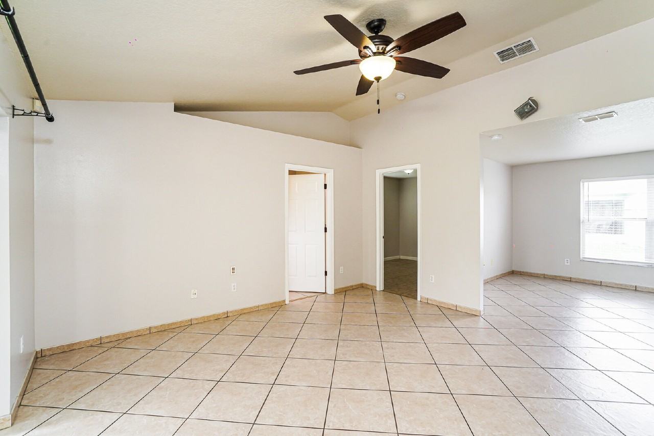 111 Crescent Ct - Photo 4 of 20