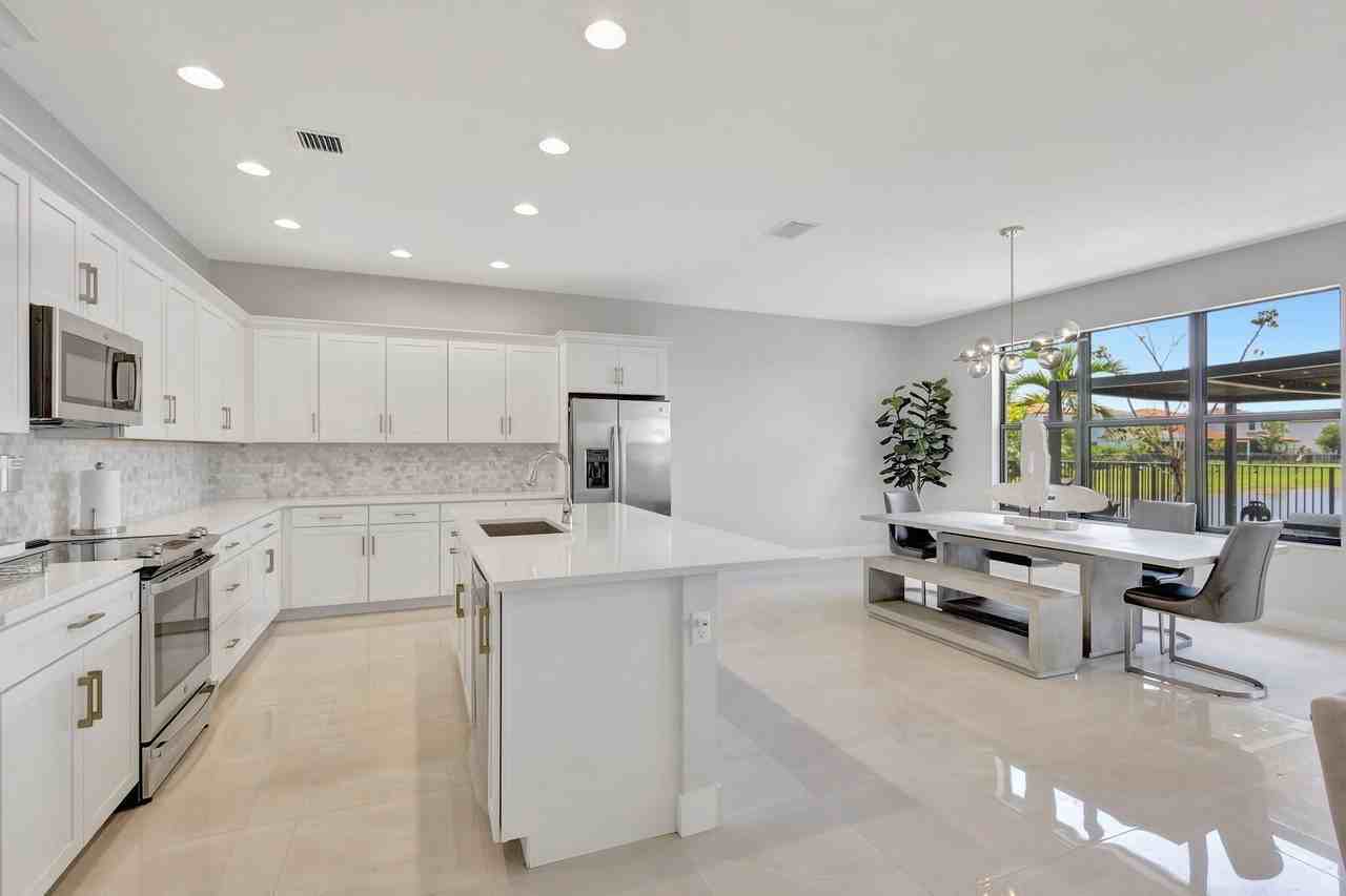 16608 Cove Rd - Photo 4 of 50