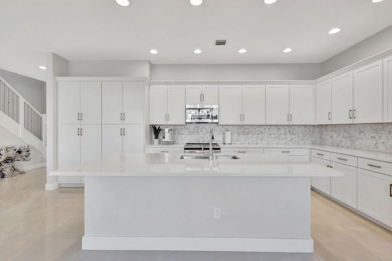 16608 Cove Rd - Photo 5 of 50