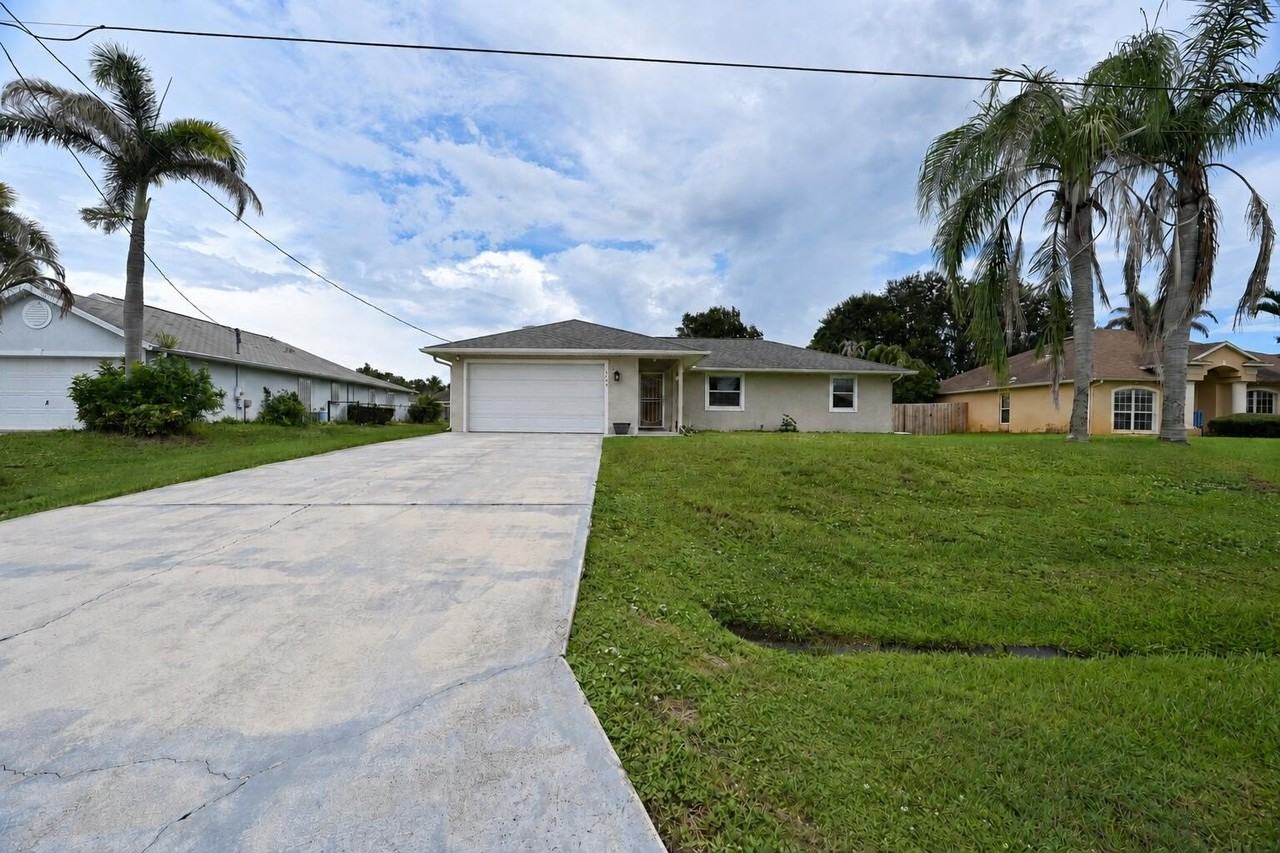 1755 Sw Castinet Ln - Photo 2 of 32