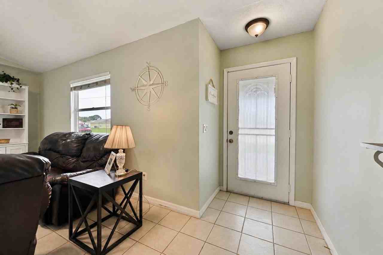 1755 Sw Castinet Ln - Photo 4 of 32