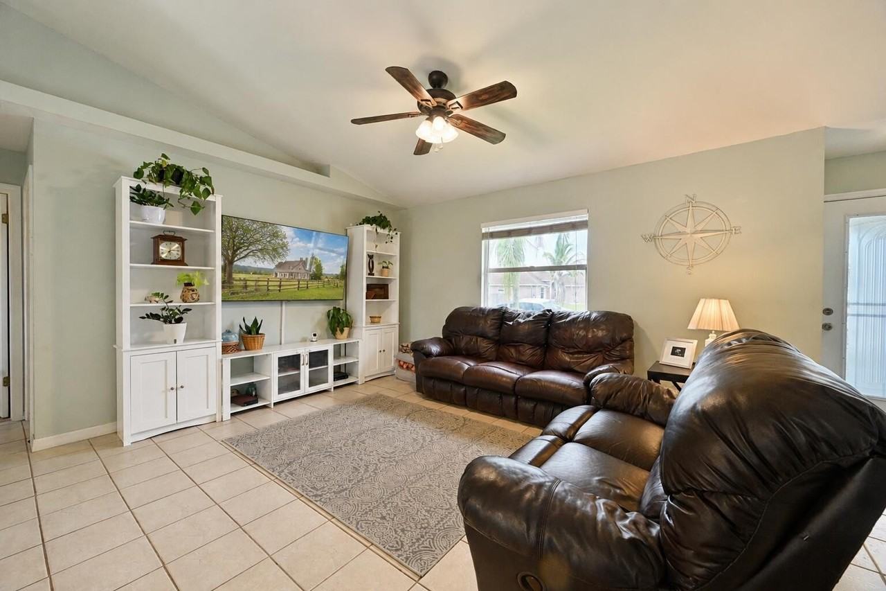 1755 Sw Castinet Ln - Photo 5 of 32