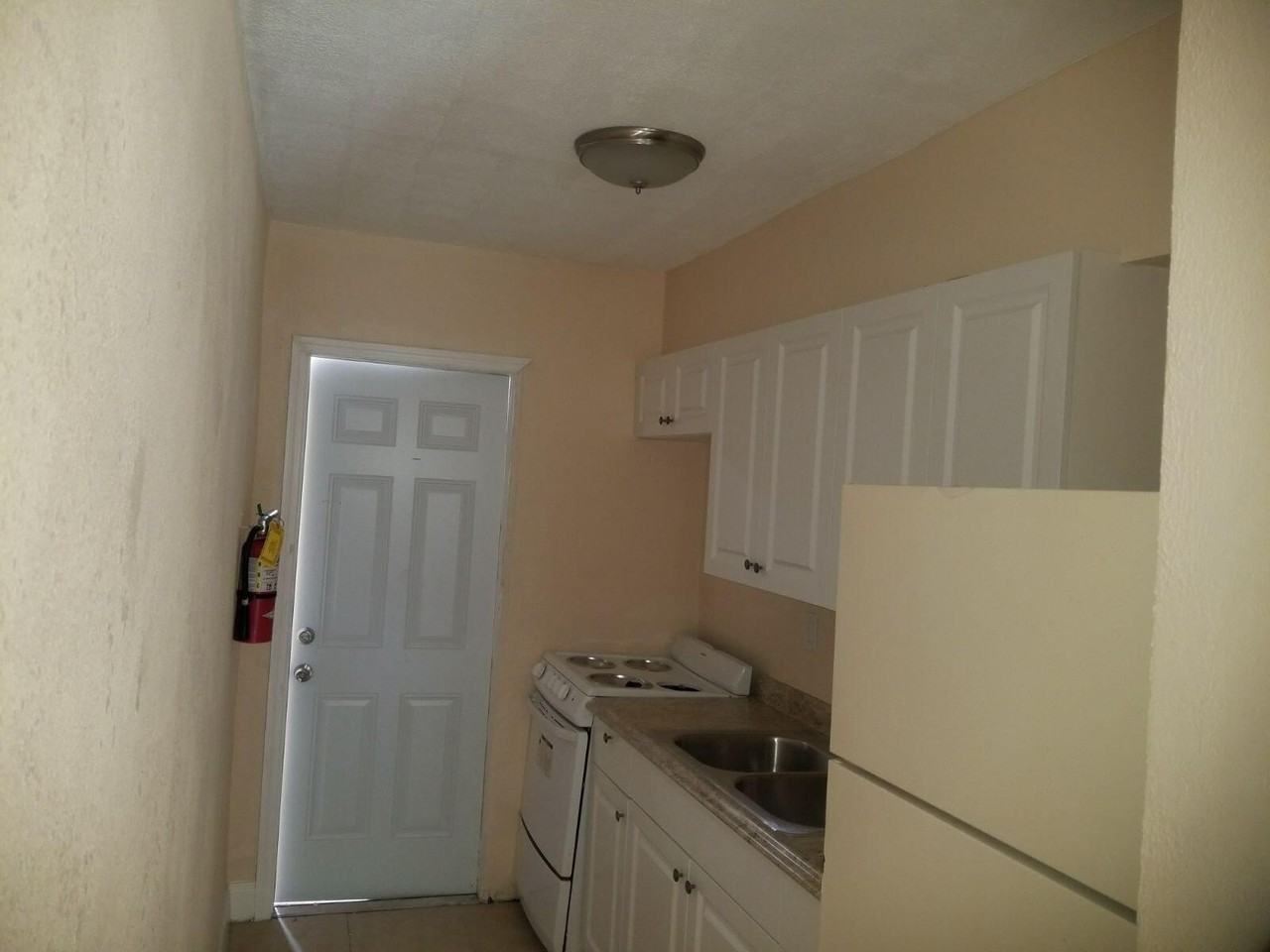 418 Nw 13th Ave - Photo 4 of 8
