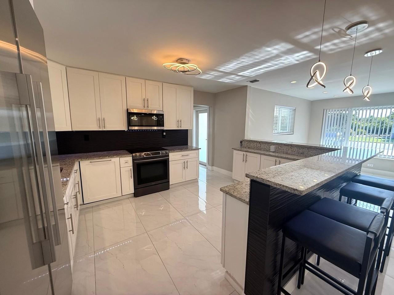 4901 Ne 13th Ter - Photo 3 of 21