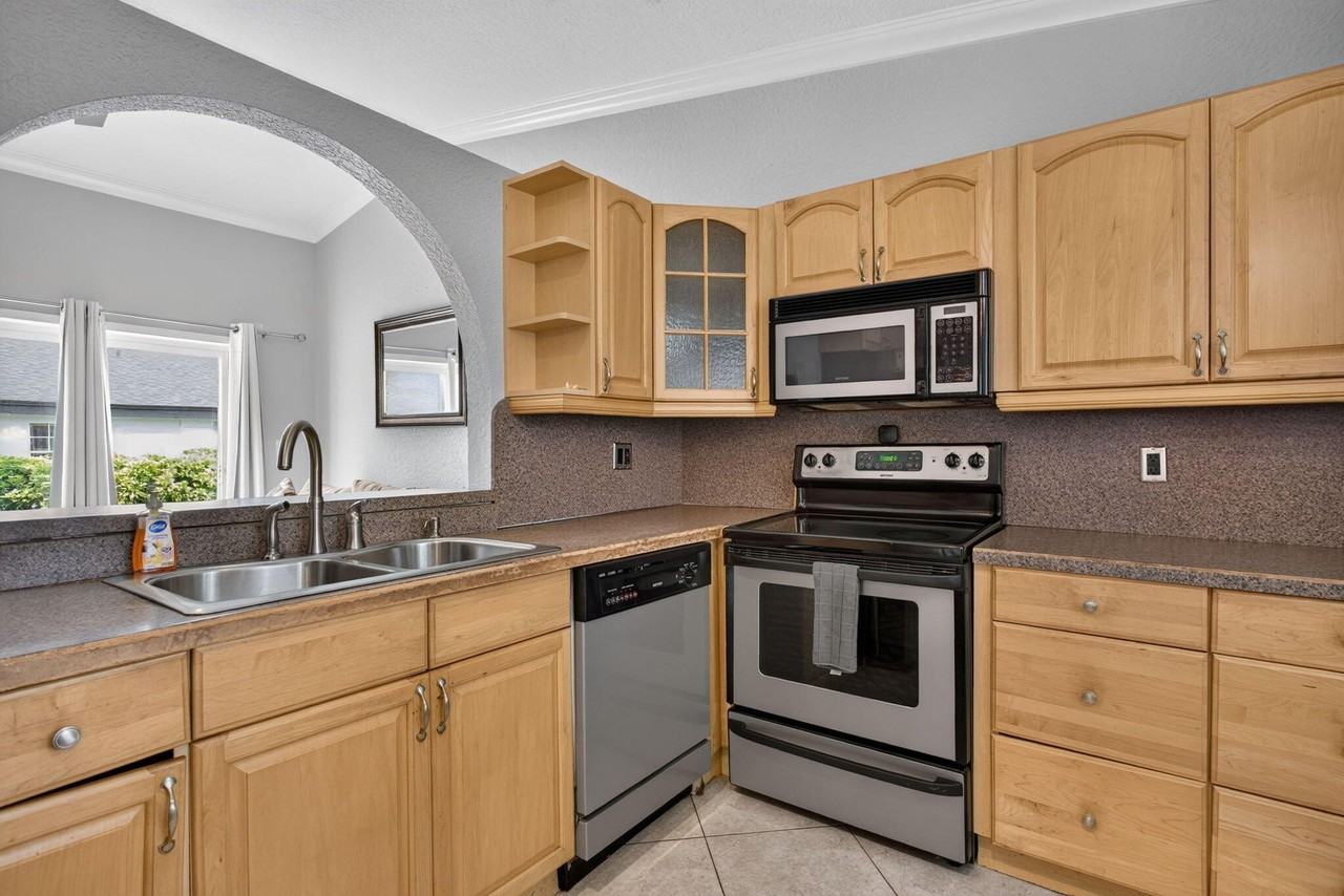 7516 Nw 88th Ter - Photo 4 of 31