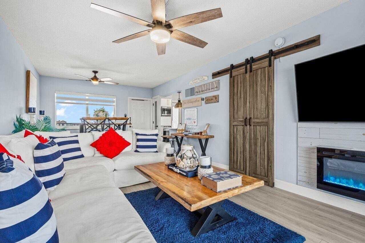 629 Se 19th Ave #702 - Photo 4 of 38
