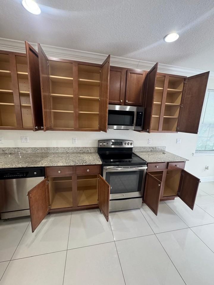 2723 Ne 14th Street Cswy #108 - Photo 5 of 14