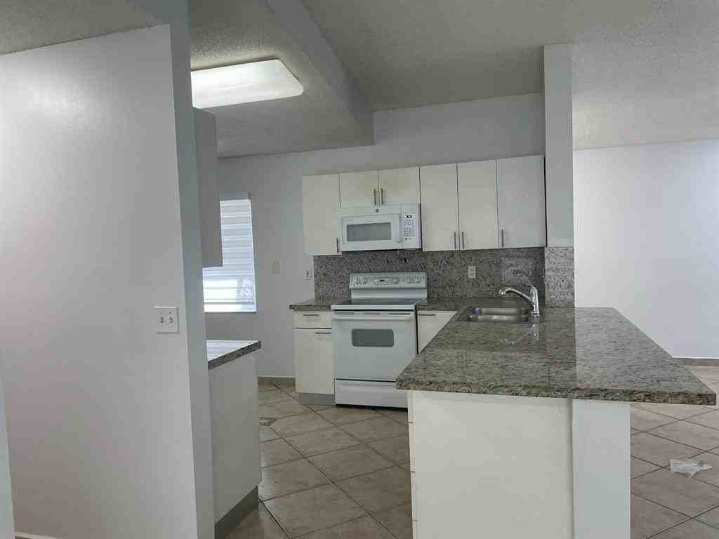 17484 Sw 22nd St - Photo 7 of 42