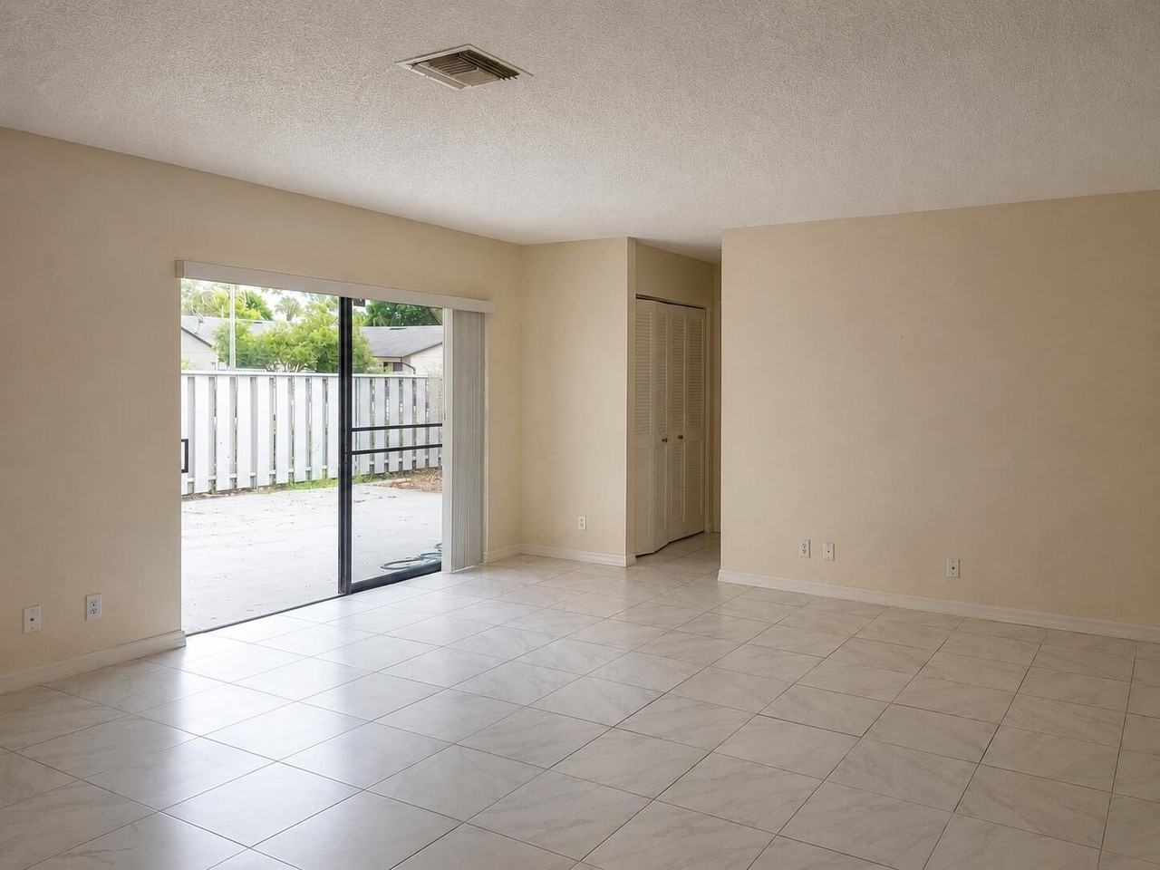 1313 Peppertree Trl #D - Photo 4 of 17