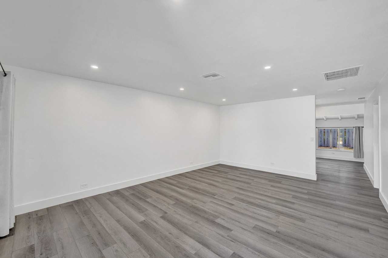 1738 Ne 52nd St - Photo 4 of 50
