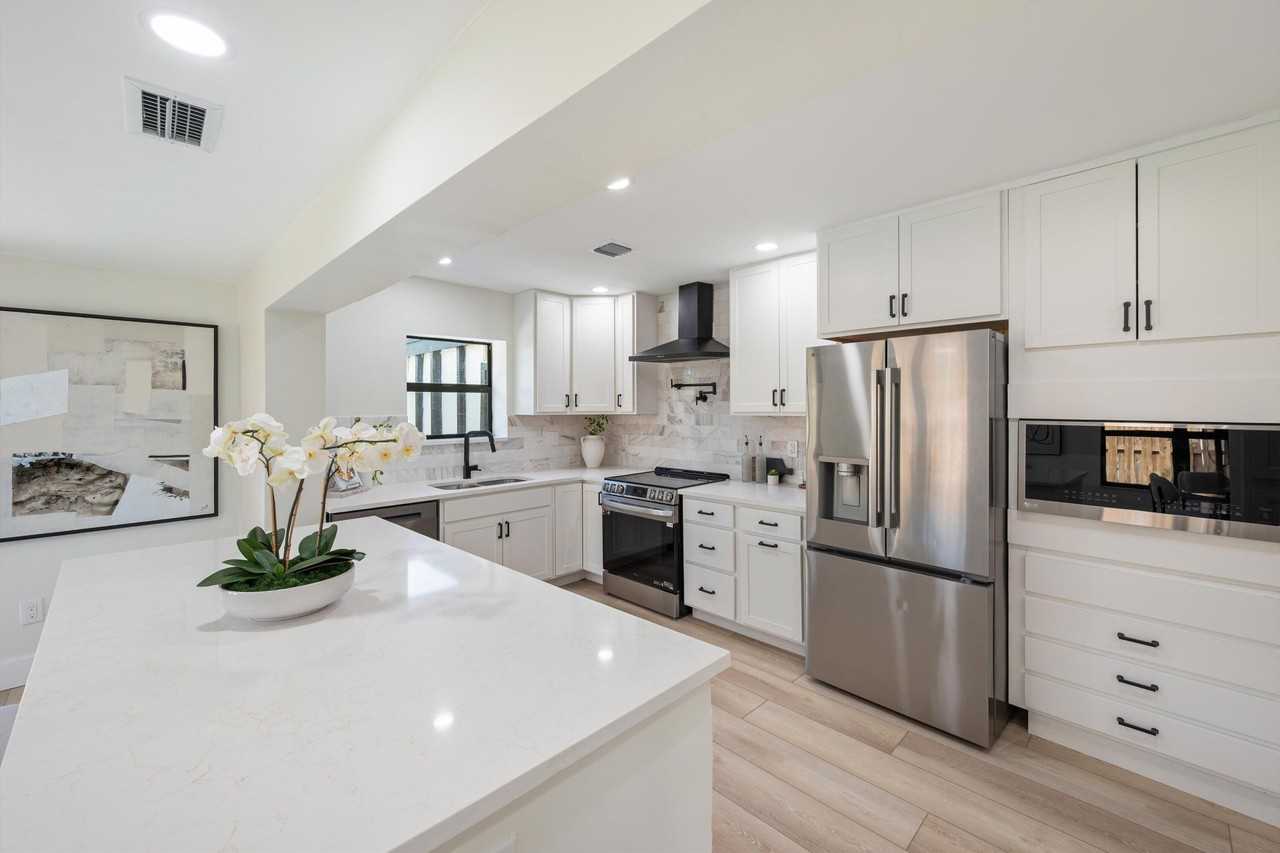8201 Nw 67th Ave - Photo 2 of 25