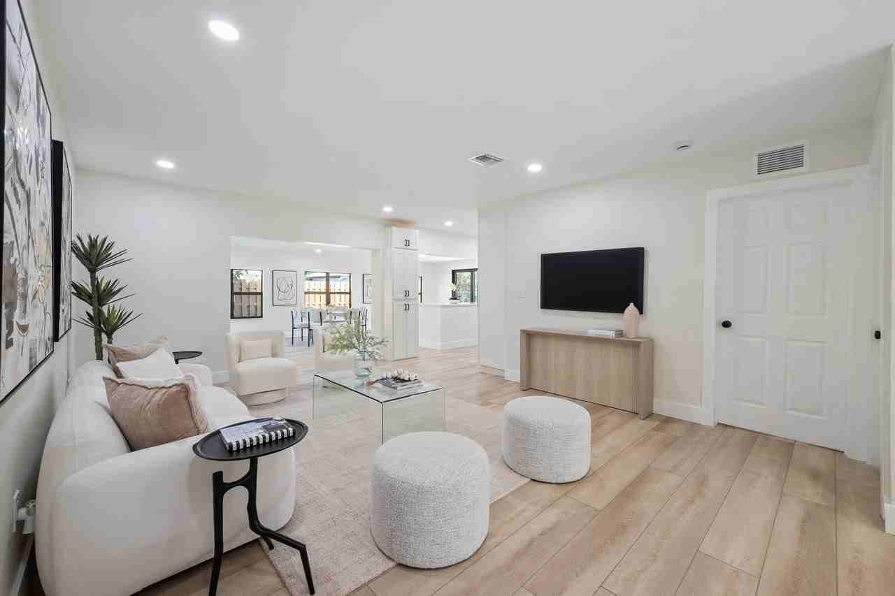 8201 Nw 67th Ave - Photo 3 of 25