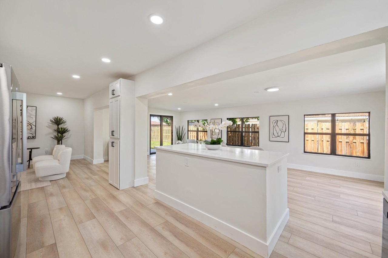 8201 Nw 67th Ave - Photo 7 of 25