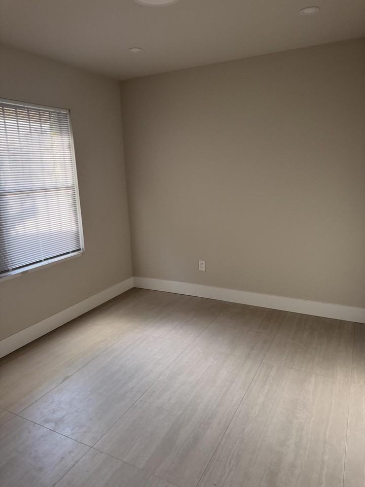 2731 Avenue S #B - Photo 2 of 10