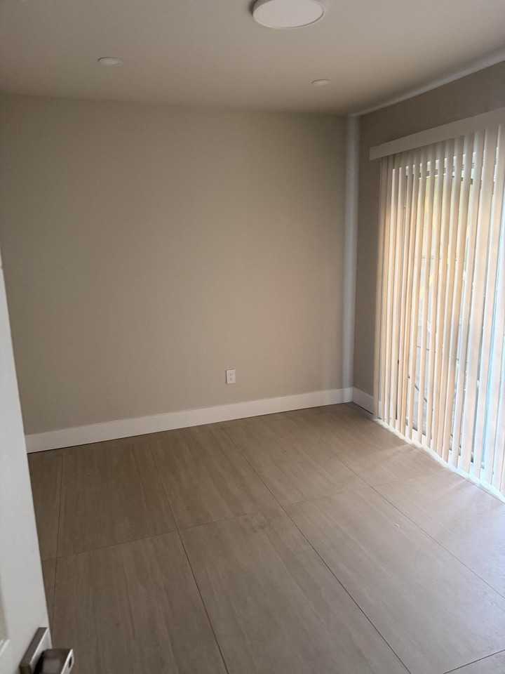 2731 Avenue S #B - Photo 3 of 10