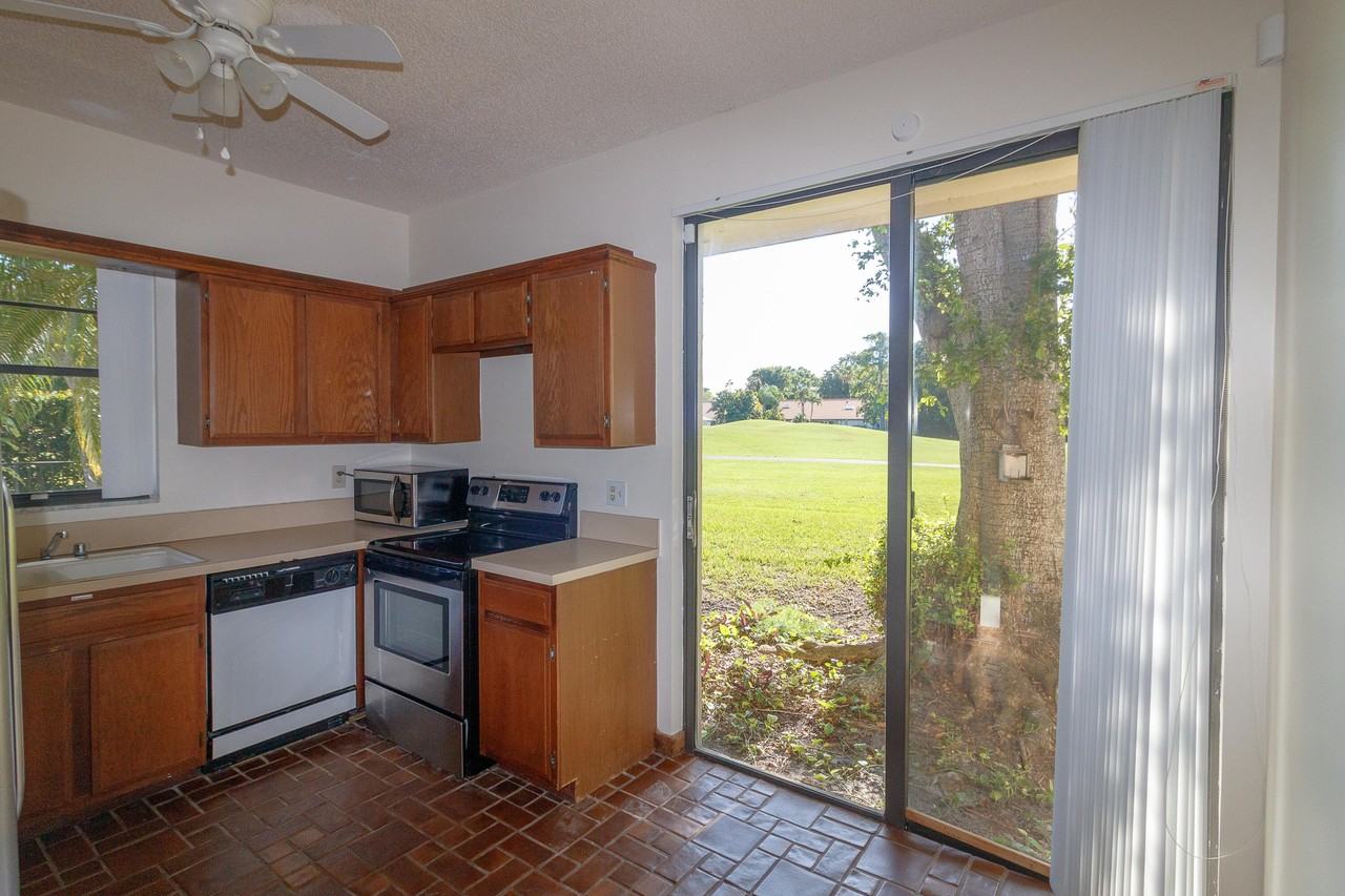 8197 Royal Palm Ct #5 - Photo 3 of 27