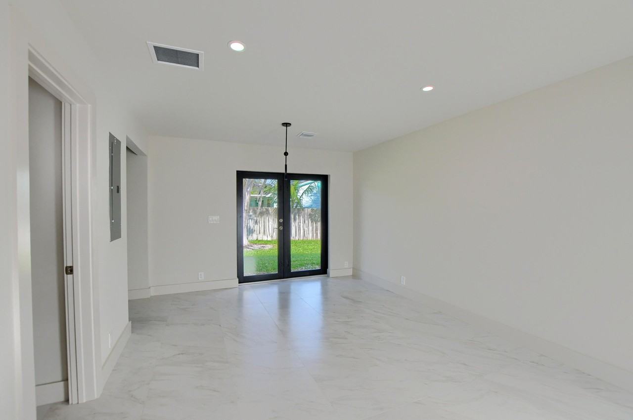 2503 Oceanview Ave #C - Photo 3 of 15