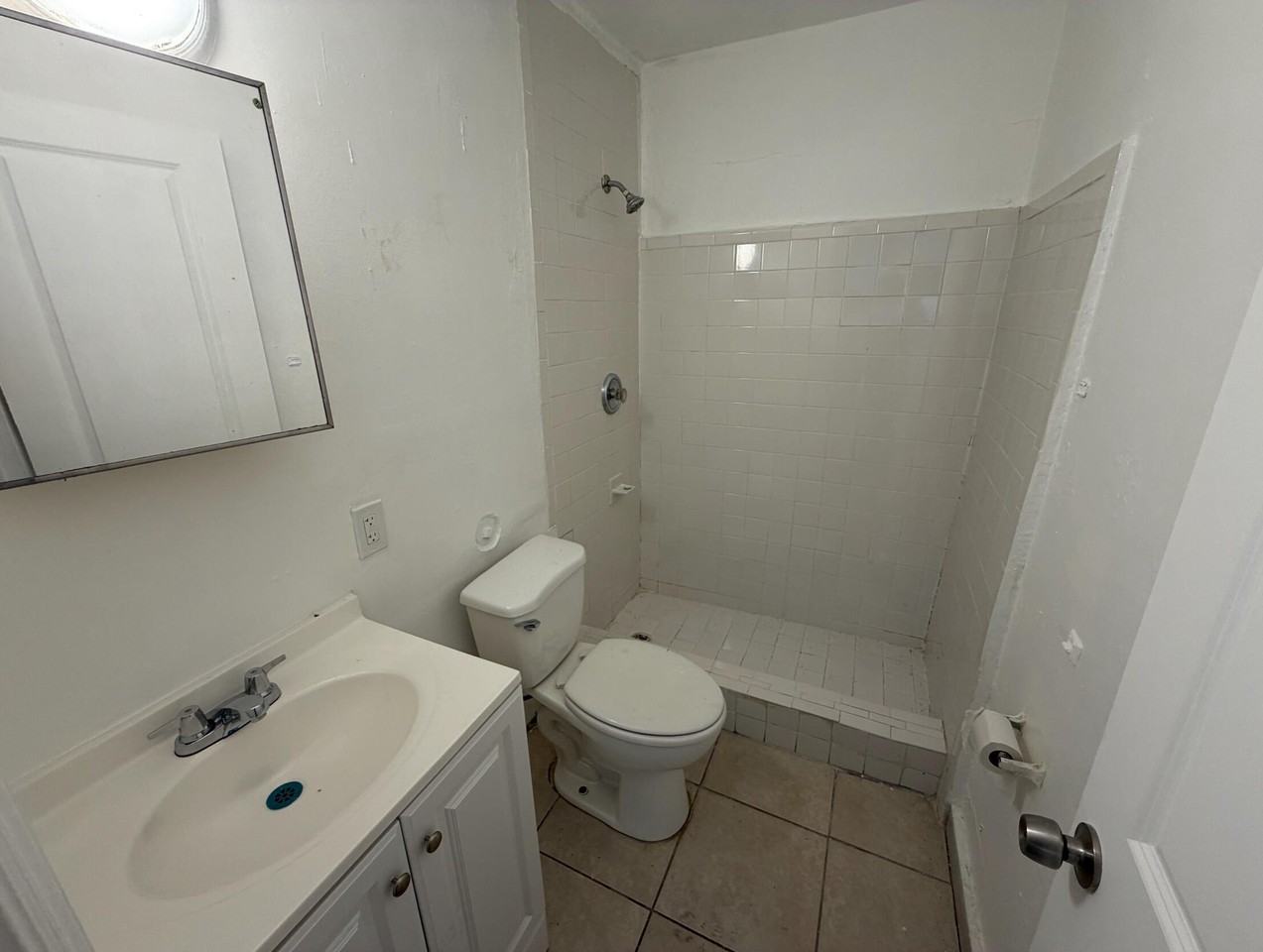 1100 Nw 7th St #2 - Photo 2 of 4