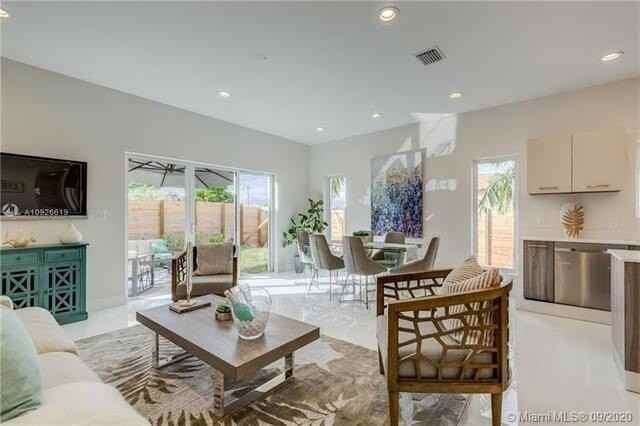 686 Ne 43rd St - Photo 5 of 24