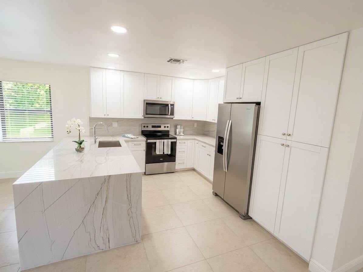 3257 Beechberry Cir - Photo 3 of 10