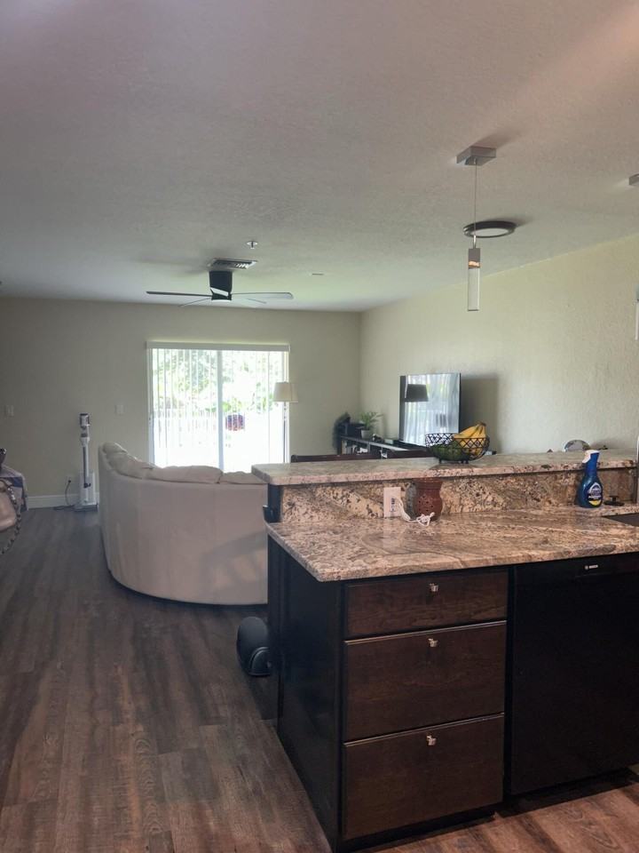 465 Se Bloxham Way - Photo 5 of 19