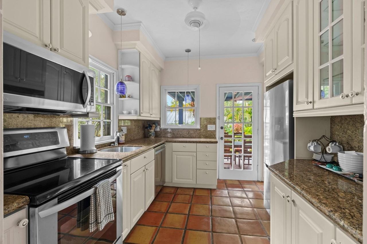 1609 Ne 2nd Ct - Photo 5 of 26