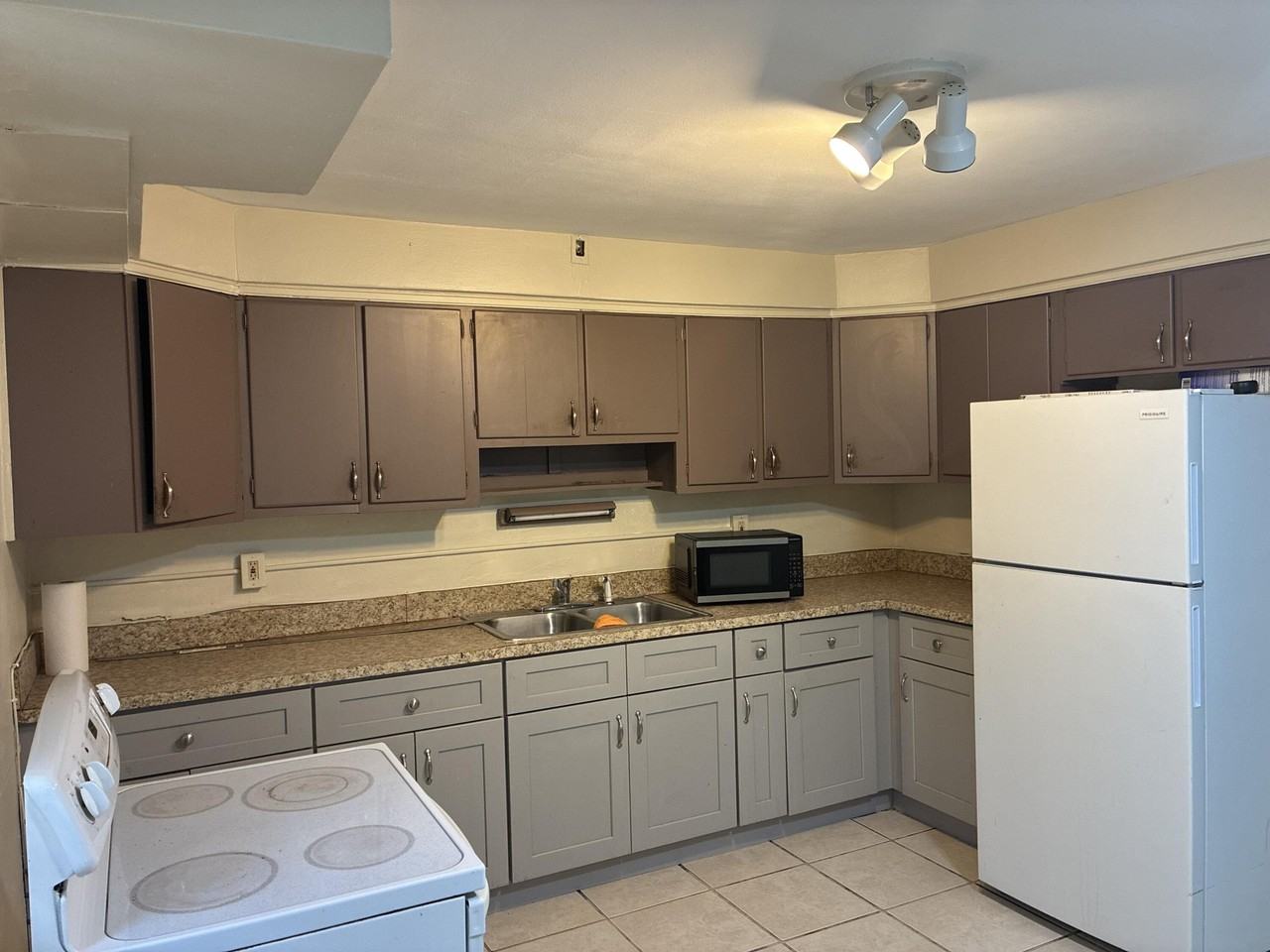 517 Silver Beach Rd - Photo 3 of 10