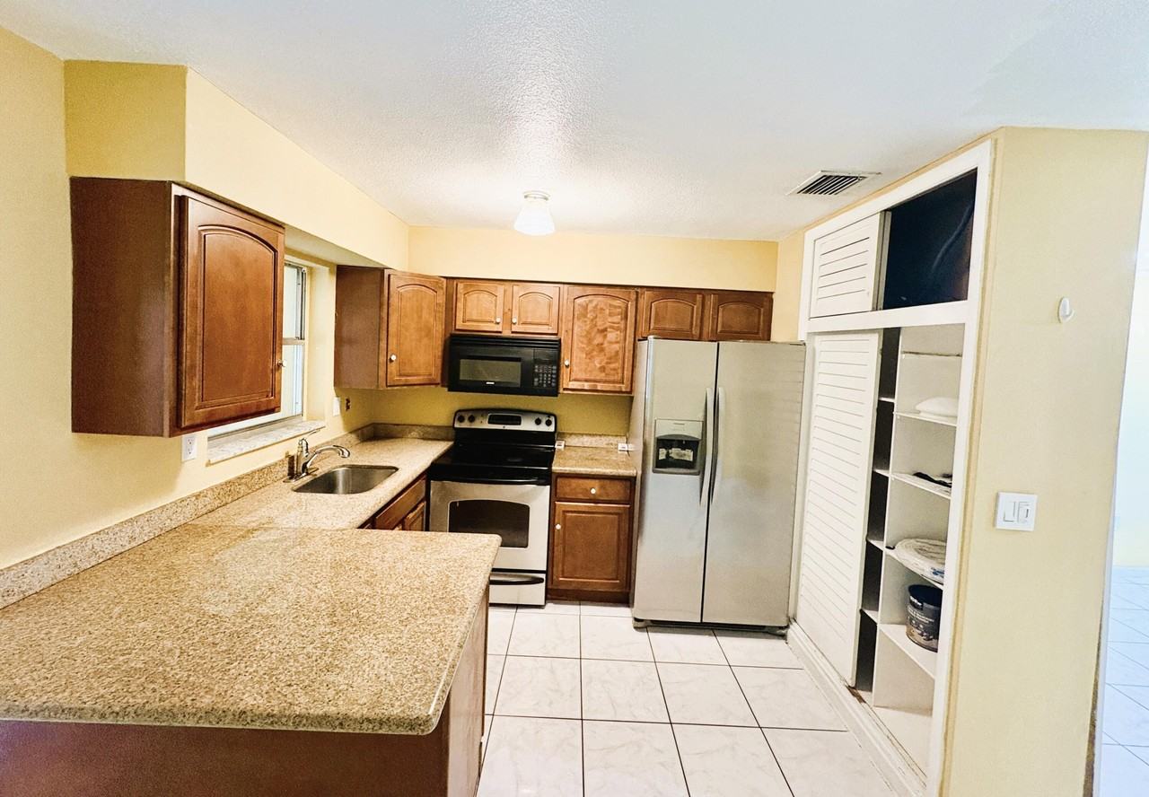 1685 Nw 60th Ave #B - Photo 4 of 17
