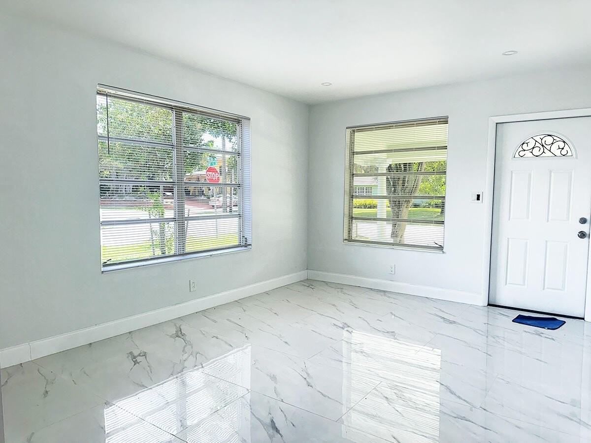 425 Sw 18th Ave #425 - Photo 3 of 19