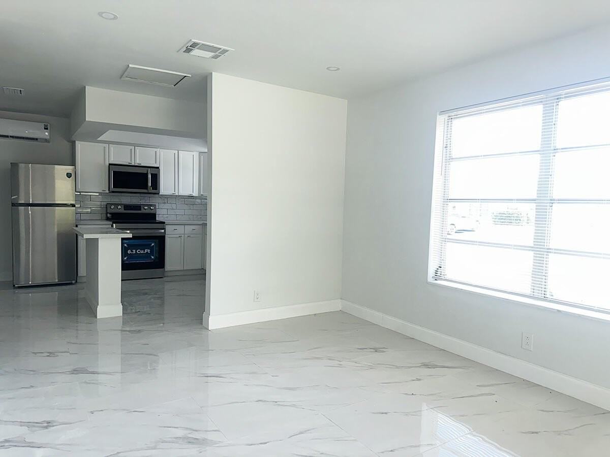 425 Sw 18th Ave #425 - Photo 5 of 19