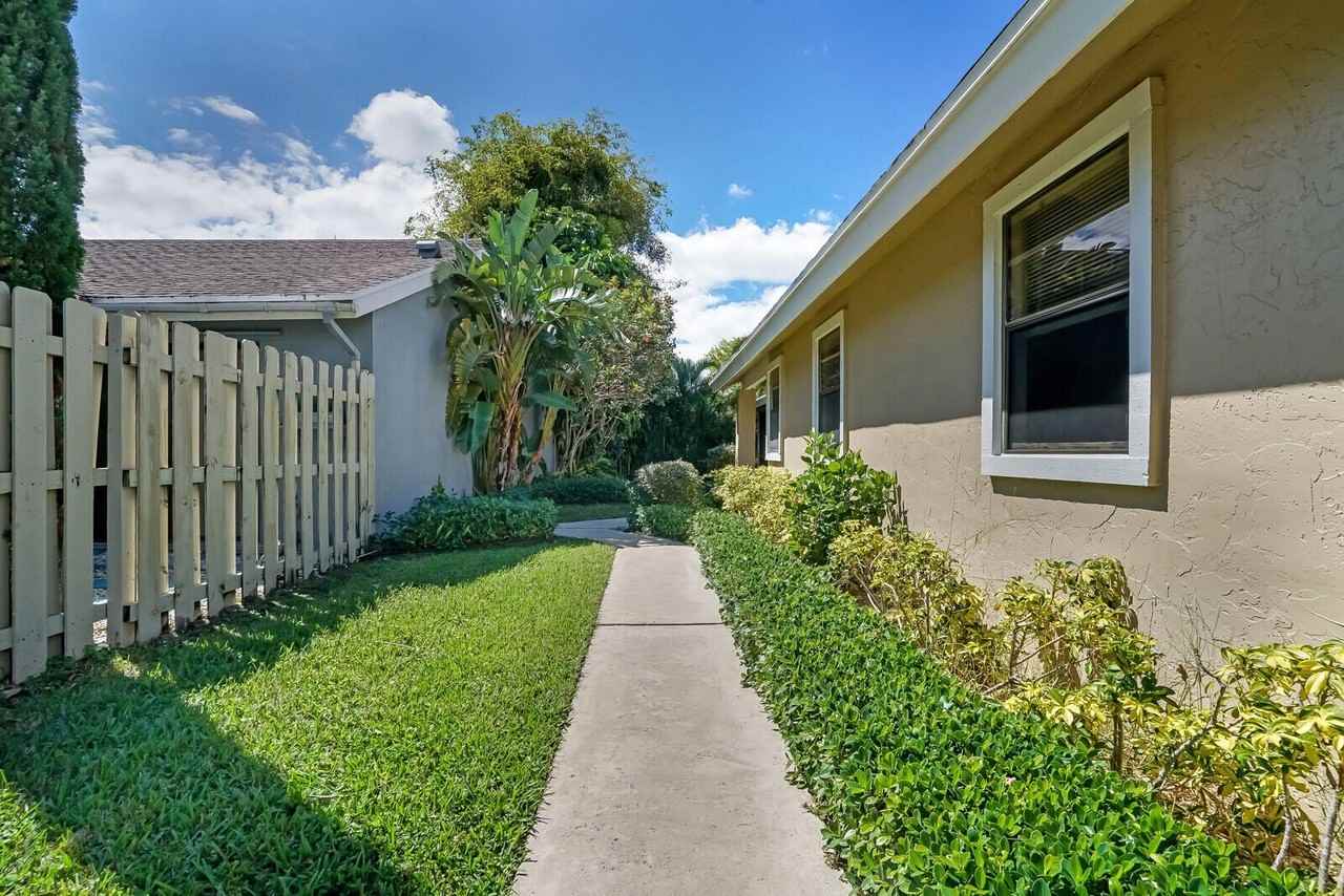 1080 Nw 19th Ter - Photo 4 of 32