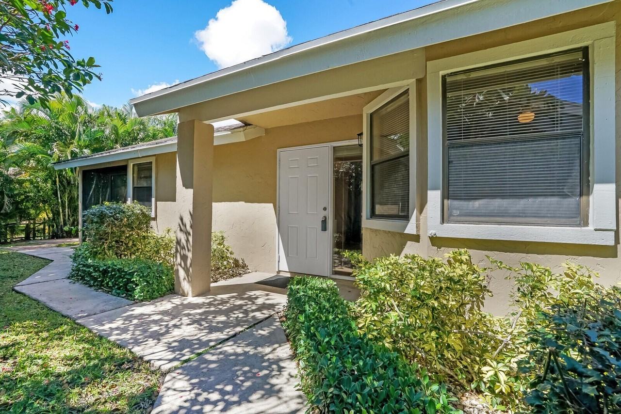 1080 Nw 19th Ter - Photo 5 of 32